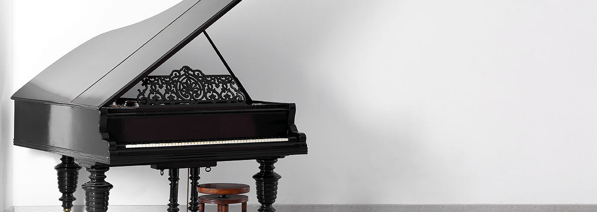 elegant-piano-inside-the-white-room