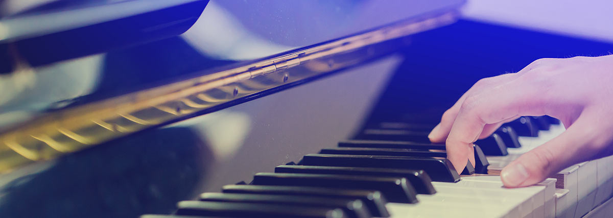 hand pressing the piano keys