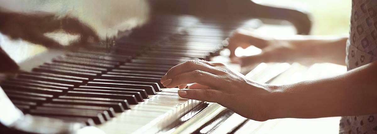 hands playing the piano