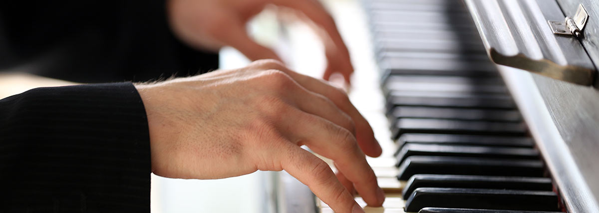 hands playing the piano