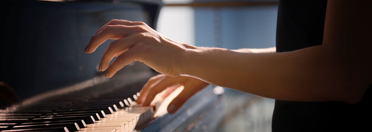 hands playing the piano
