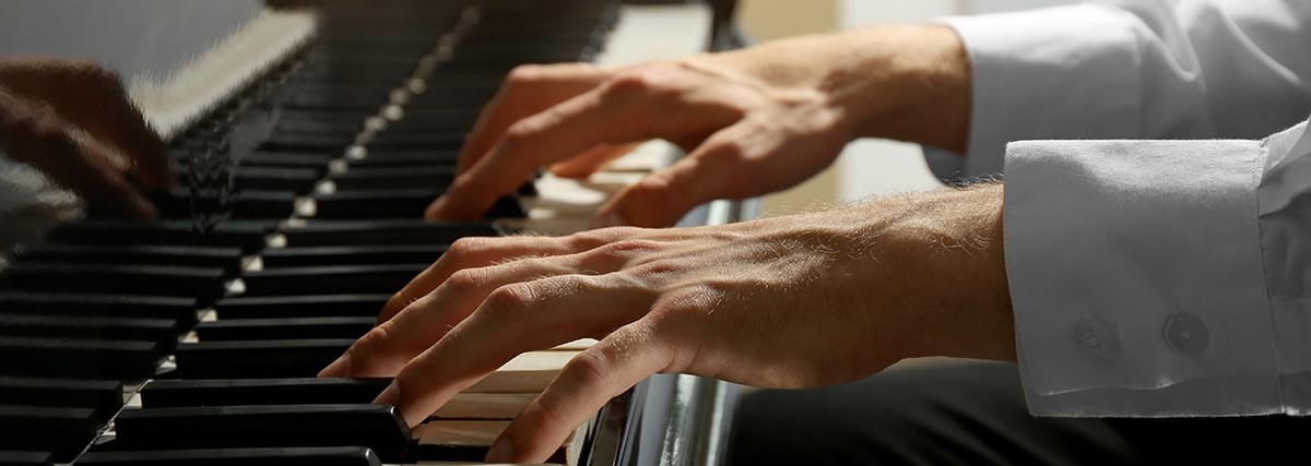 hands playing the piano