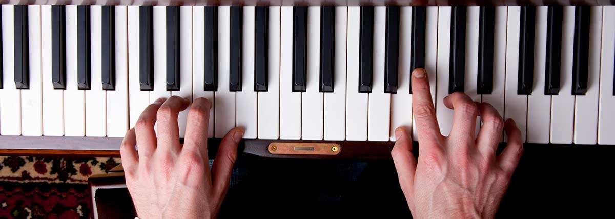 hands playing the piano