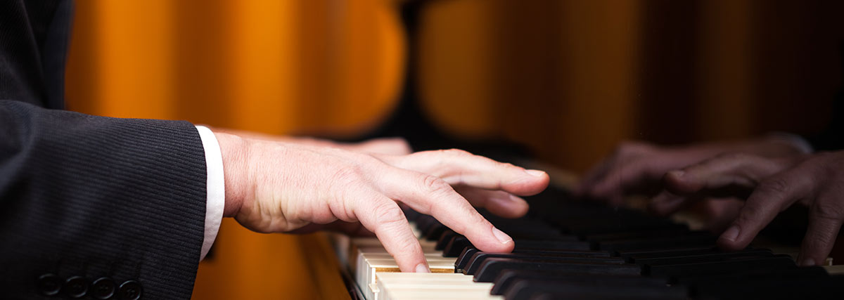 hands playing the piano