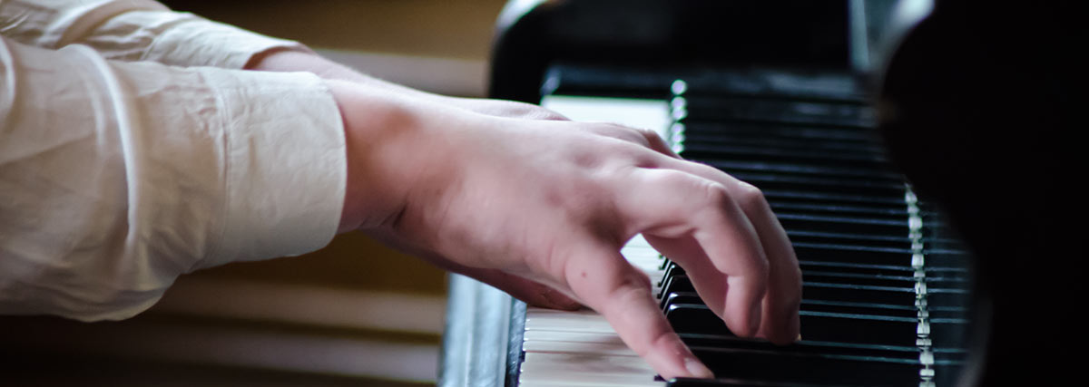 hands playing the piano