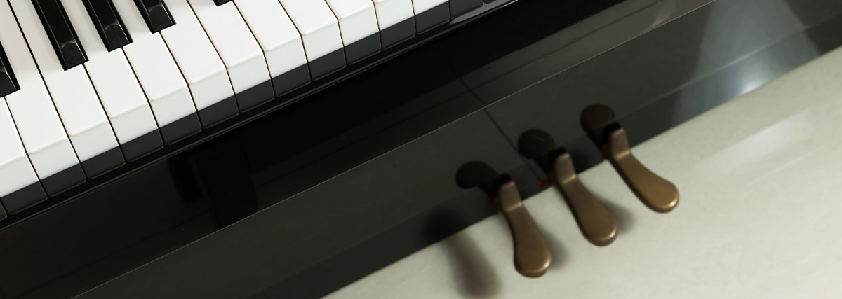 Piano keyboard with pedal