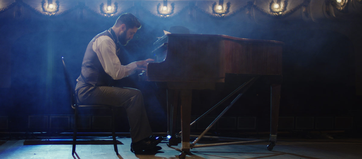 Solo jazz pianist performing