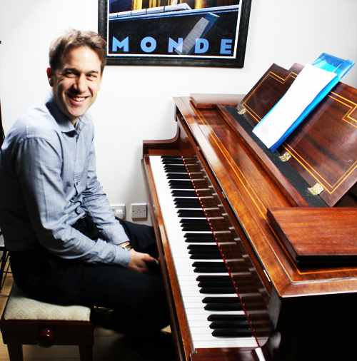 Tom ready to perform!