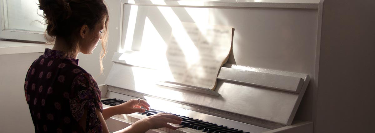 woman-practicing-the-piano